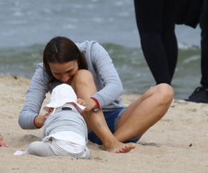 Anna Starmach z dzieckiem na plaży