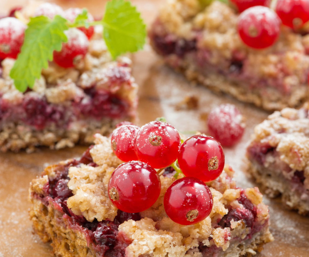 Tarta z czerwonymi  porzeczkami - elegancki letni przysmak z marcepanowym twistem