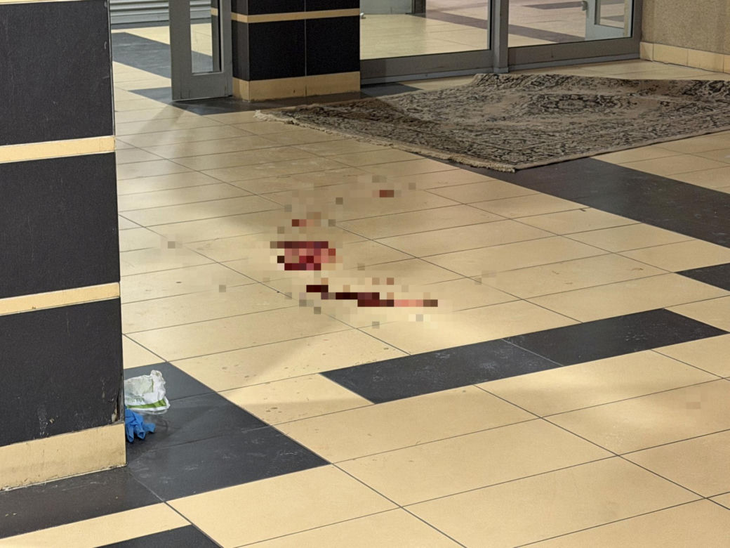 Bójka na Targówku zakończona tragedią. Jeden z mężczyzn spadł z pierwszego piętra. Nie żyje