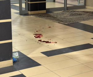 Bójka na Targówku zakończona tragedią. Jeden z mężczyzn spadł z pierwszego piętra. Nie żyje