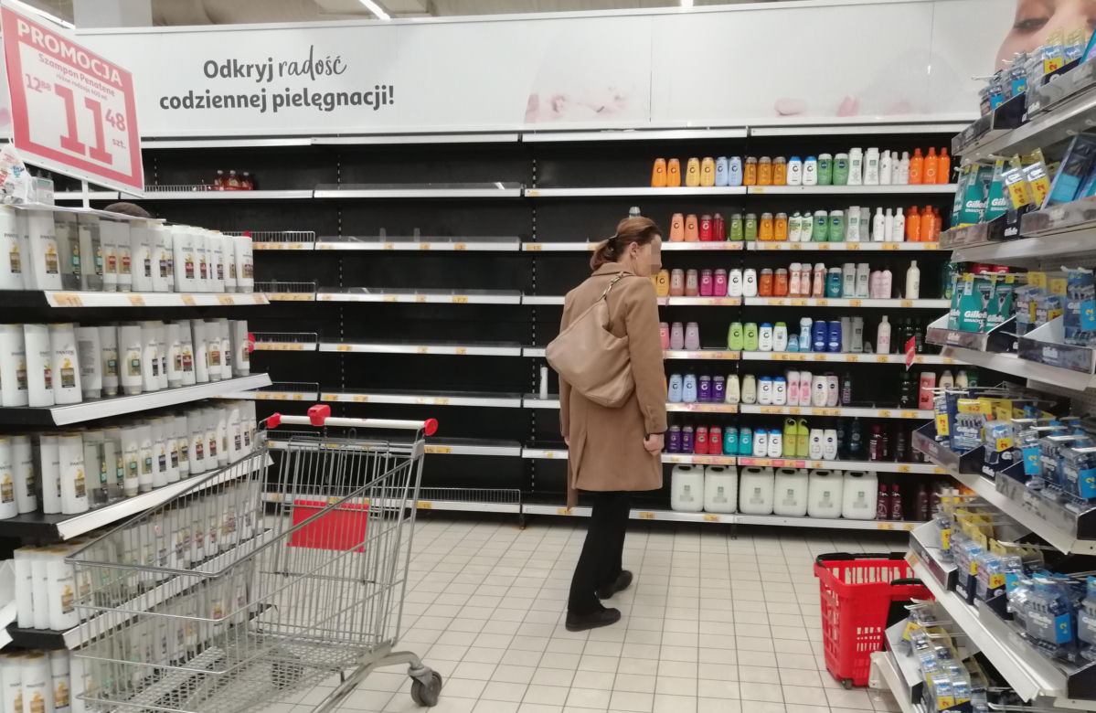 Koronawirus: Tłumy w warszawskich sklepach