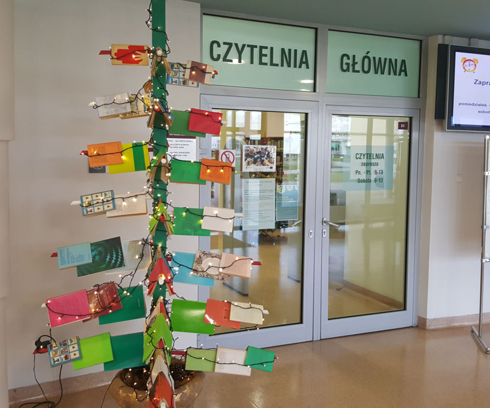 Studenci stawiają na oryginalność. Takie nietypowe choinki zdobią korytarze UTP w Bydgoszczy!