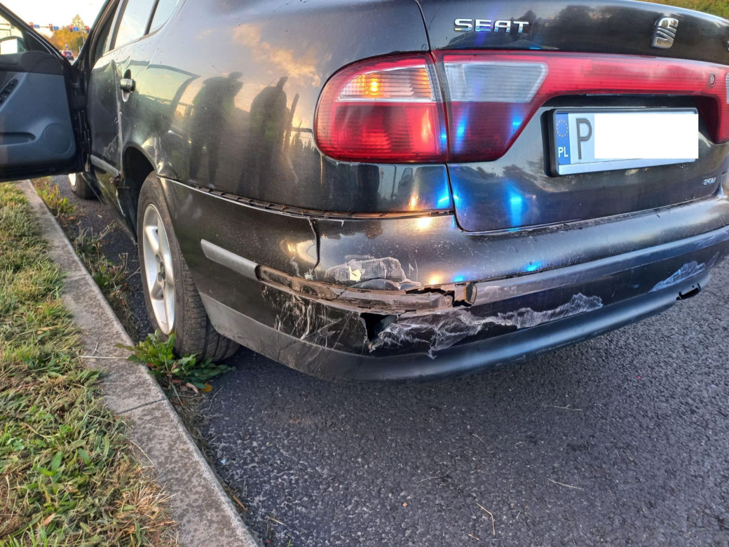 Osobówka przeleciała przez barierki. Poranne zderzenie z TIR-em w Lesznie [ZDJĘCIA]
