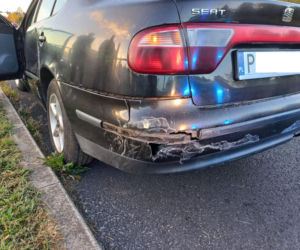 Osobówka przeleciała przez barierki. Poranne zderzenie z TIR-em w Lesznie [ZDJĘCIA]