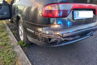 Osobówka przeleciała przez barierki. Poranne zderzenie z TIR-em w Lesznie [ZDJĘCIA]