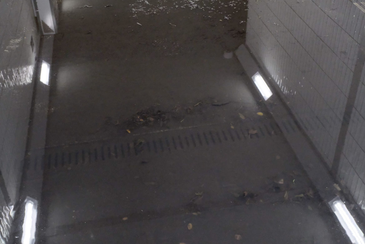 Na bosaka pędzą do pociągu. Przejście na Warszawa Ursus zalane po kostki