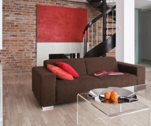 Nowoczesny salon z cegłą na ścianie