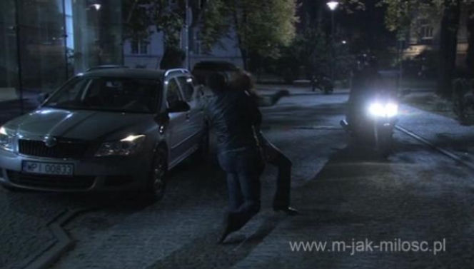M jak miłość. Strzelnina w M jak miłość. Agnieszka (Magdalena Walach), Tomek (Andrzej Młynarczyk)