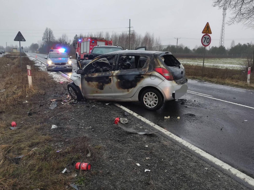 Śmiertelny wypadek pod Opocznem. 21-latek wyciągnięty przez świadków z płonącego auta