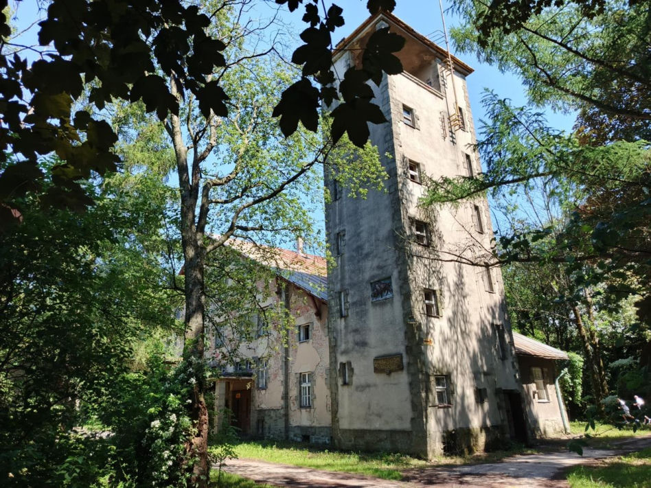 Historia „Kamieni na szaniec” żyje, ale ośrodek, który stworzył autor tej książki, popada w coraz większą ruinę.