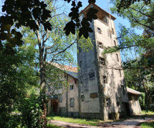 Historia „Kamieni na szaniec” żyje, ale ośrodek, który stworzył autor tej książki, popada w coraz większą ruinę.