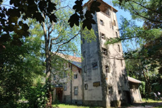 Historia „Kamieni na szaniec” żyje, ale ośrodek, który stworzył autor tej książki, popada w coraz większą ruinę.