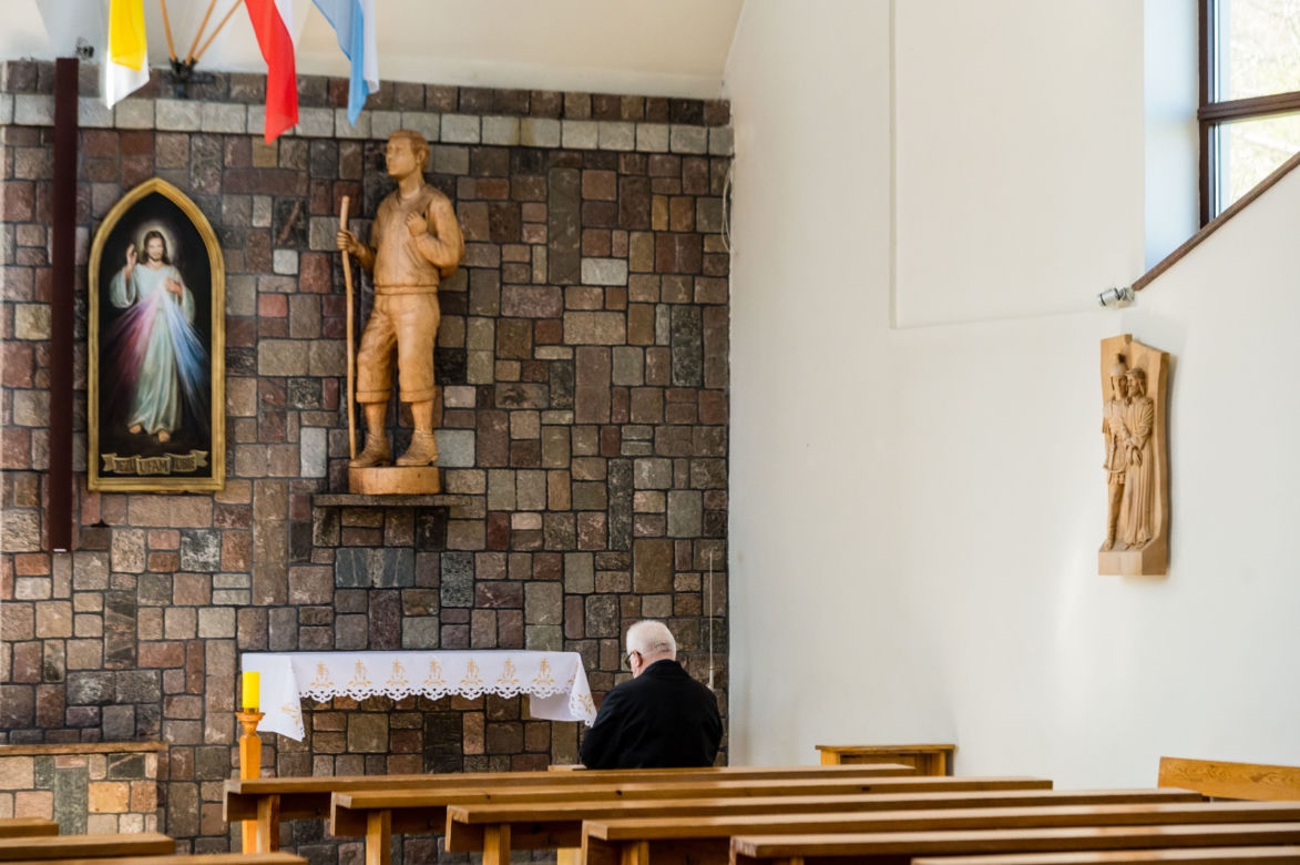 Lech Wałęsa zdjął maseczkę w kościele [ZOBACZ ZDJĘCIA]
