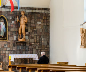 Lech Wałęsa zdjął maseczkę w kościele [ZOBACZ ZDJĘCIA]
