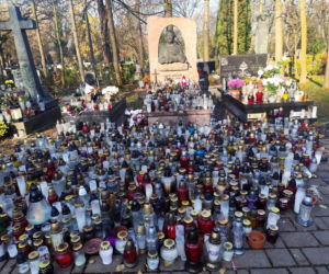 Kraków pamięta. Na grobie Marka Grechuty zawsze palą się znicze. Jeden szczegół jego grobu chwyta za serce