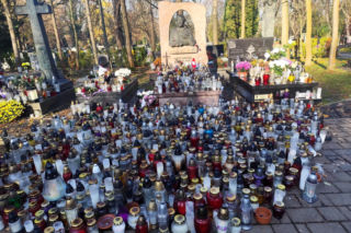 Kraków pamięta. Na grobie Marka Grechuty zawsze palą się znicze. Jeden szczegół jego grobu chwyta za serce