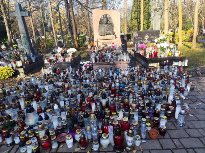 Kraków pamięta. Na grobie Marka Grechuty zawsze palą się znicze. Jeden szczegół jego grobu chwyta za serce