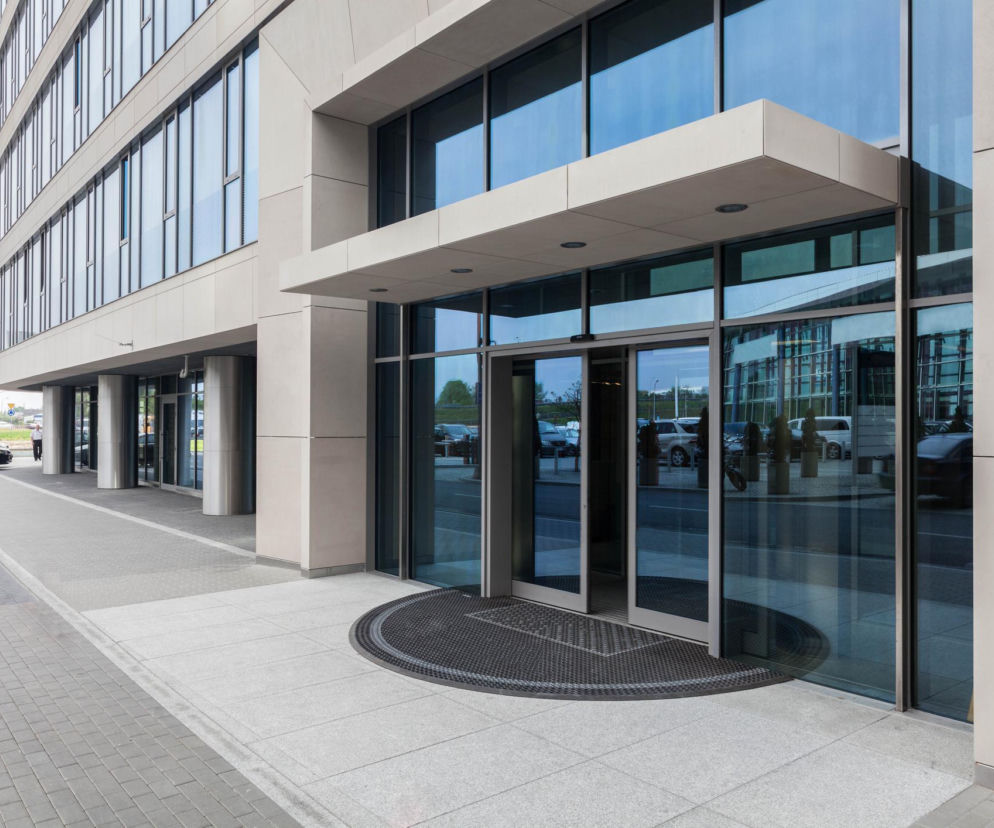 Od estetyki po funkcjonalność – drzwi w przestrzeni publicznej