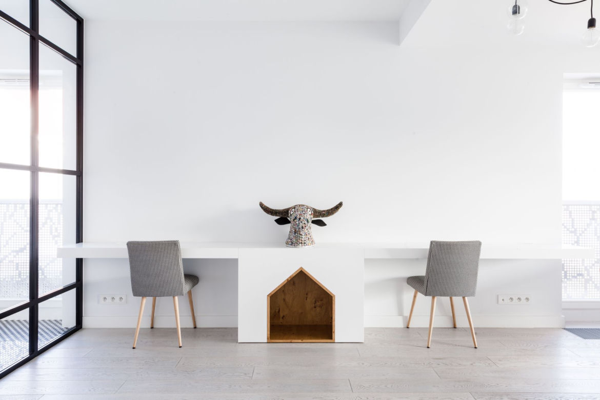 100-metrowy nowoczesny apartament w bieli