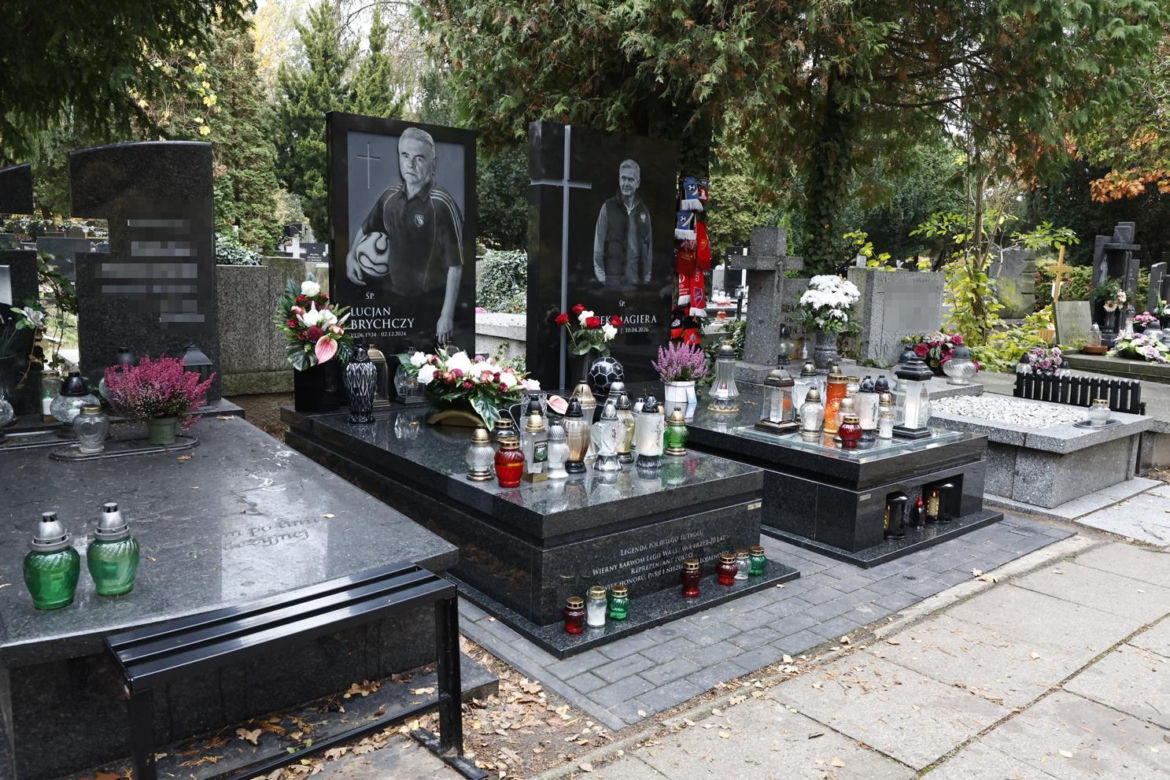 Groby Jacka Magiery i Lucjana Brychczego na Cmentarzu Wojskowym na Powązkach
