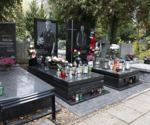 Groby Jacka Magiery i Lucjana Brychczego na Cmentarzu Wojskowym na Powązkach