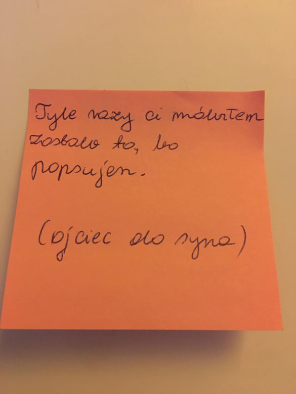 Te słowa dzieci mają uświadomić. Kolorowe karteczki stały się już symbolem 