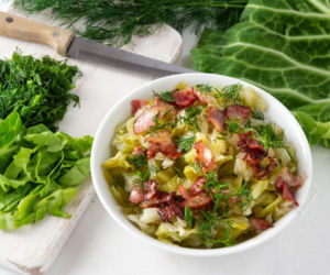 Młoda kapusta z boczkiem – prosty przepis na wiosenny hit. To danie zawsze znika z talerzy