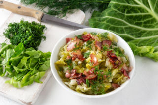 Młoda kapusta z boczkiem – prosty przepis na wiosenny hit. To danie zawsze znika z talerzy