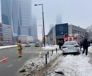 Totalna demolka na Woli. Po kolizji wjechał mercedesem do sklepu