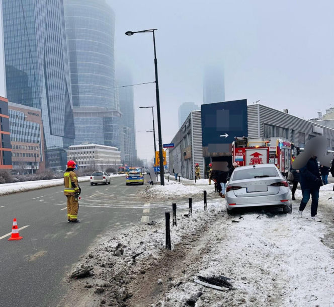 Totalna demolka na Woli. Po kolizji wjechał mercedesem do sklepu