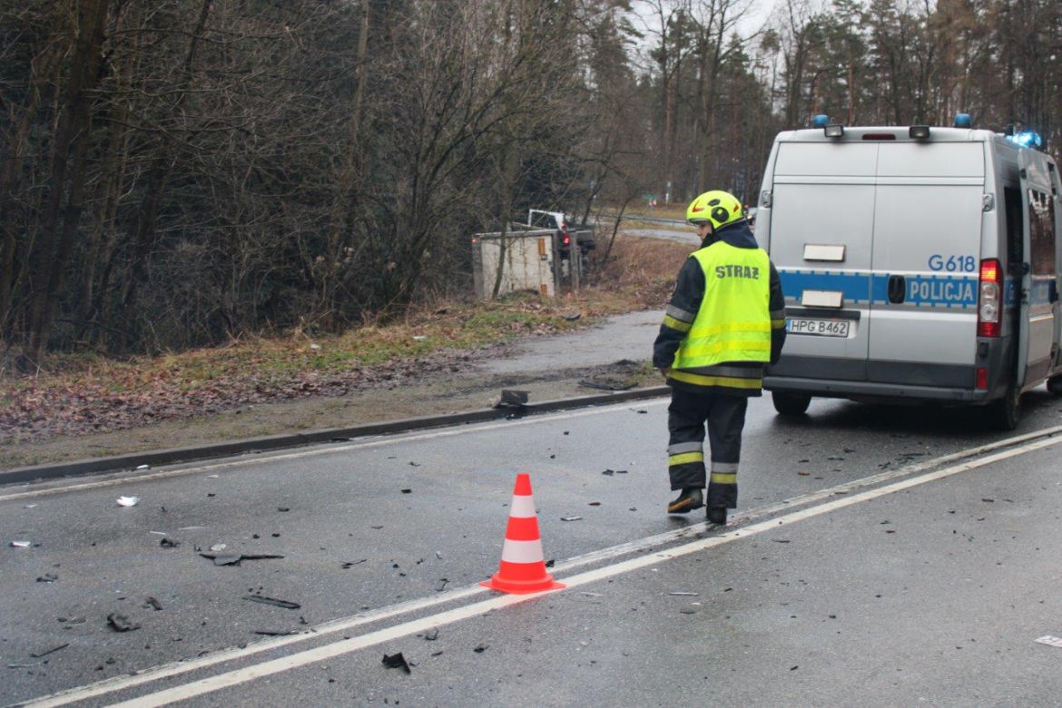 Piotrkowice. Pijany 40-latek stracił panowanie nad autem. Życie uratował mu kierowca ciężarówki