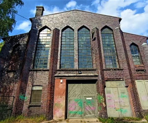 Zabytkowa podstacja na Wyspie Jaskółczej