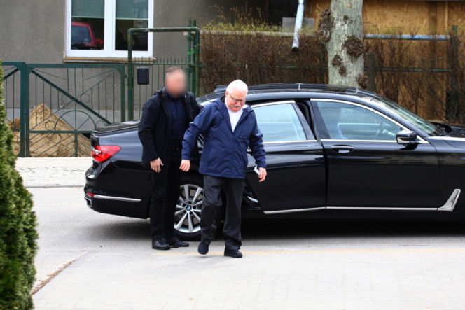 Wiosenny Lech Wałęsa na wielkanocnej mszy