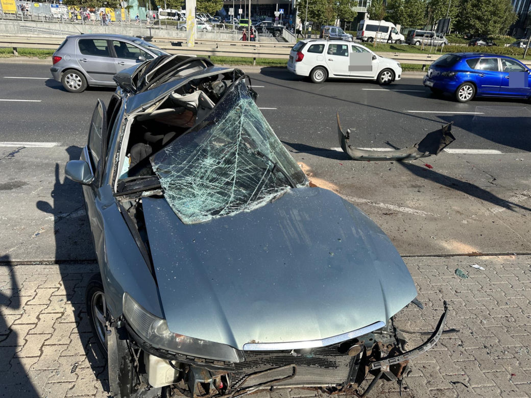 Kierowca hondy wbił się w autobus miejski. Potworny wypadek w Warszawie