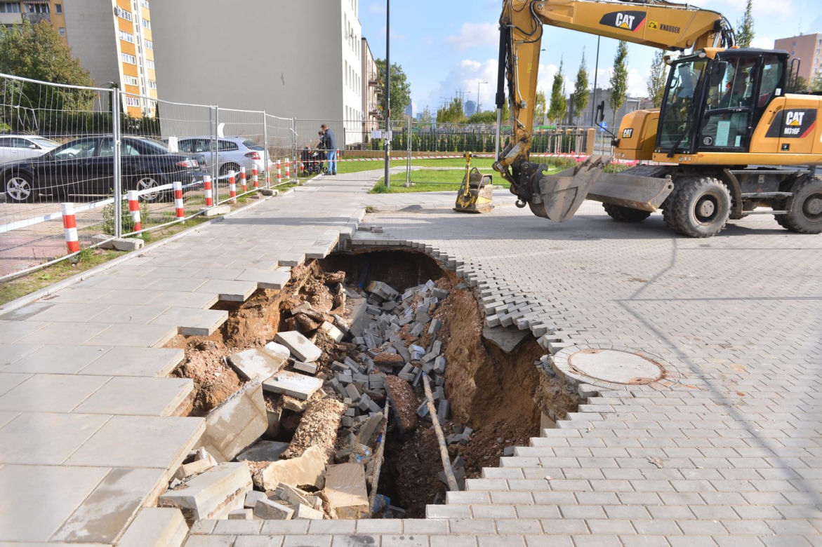 Ogromna dziura na parkingu przy ul. Górczewskiej 