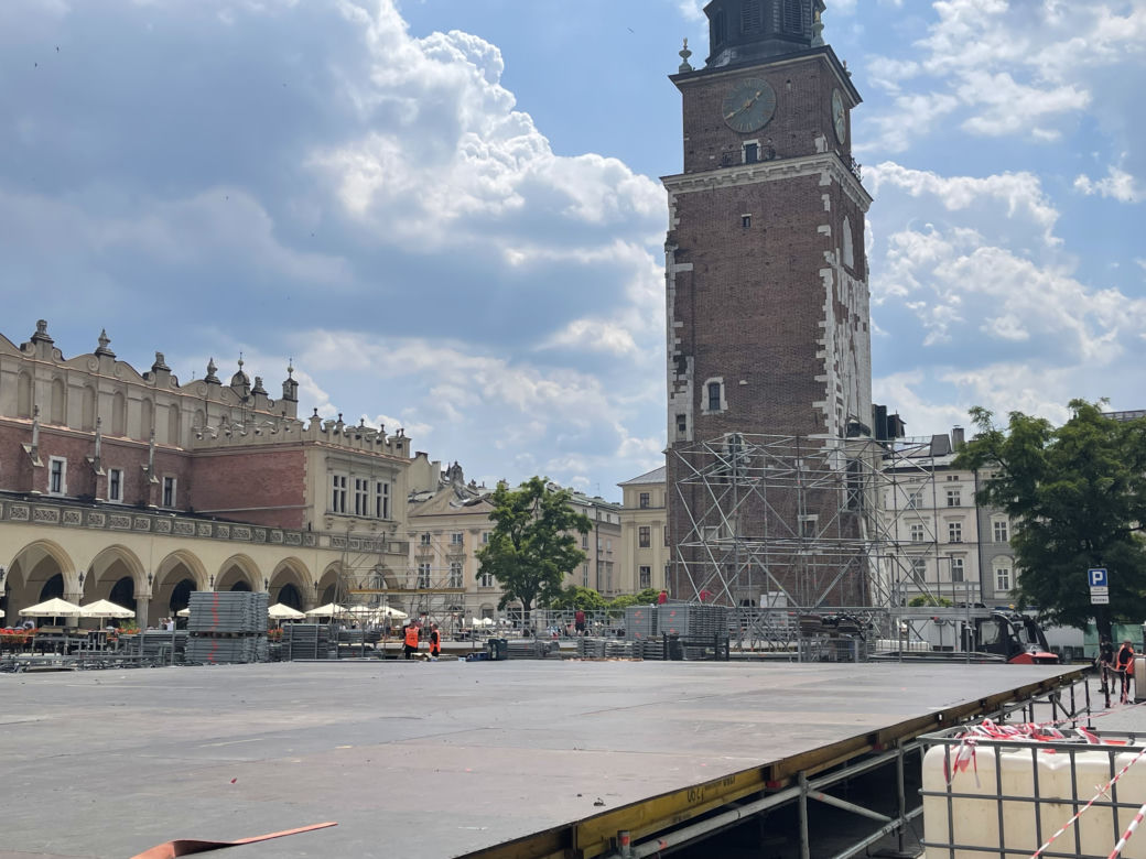 Kontrowersyjna budowa na Rynku Głównym w Krakowie. Mieszkańcy podzieleni