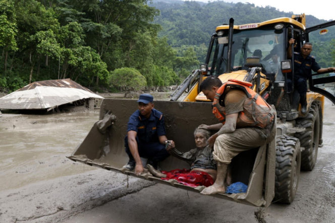 Horror w Nepalu. Odnaleziono zwłoki 270 osób. 1300 zaginionych!