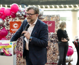 Zgarnęła nowiutkie auto na weekend! Tak Lubin świętował Dzień Kobiet. A wystawa Kolorowe Samochody trwa dalej!