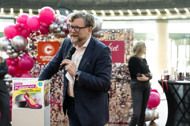 Zgarnęła nowiutkie auto na weekend! Tak Lubin świętował Dzień Kobiet. A wystawa "Kolorowe Samochody" trwa dalej!