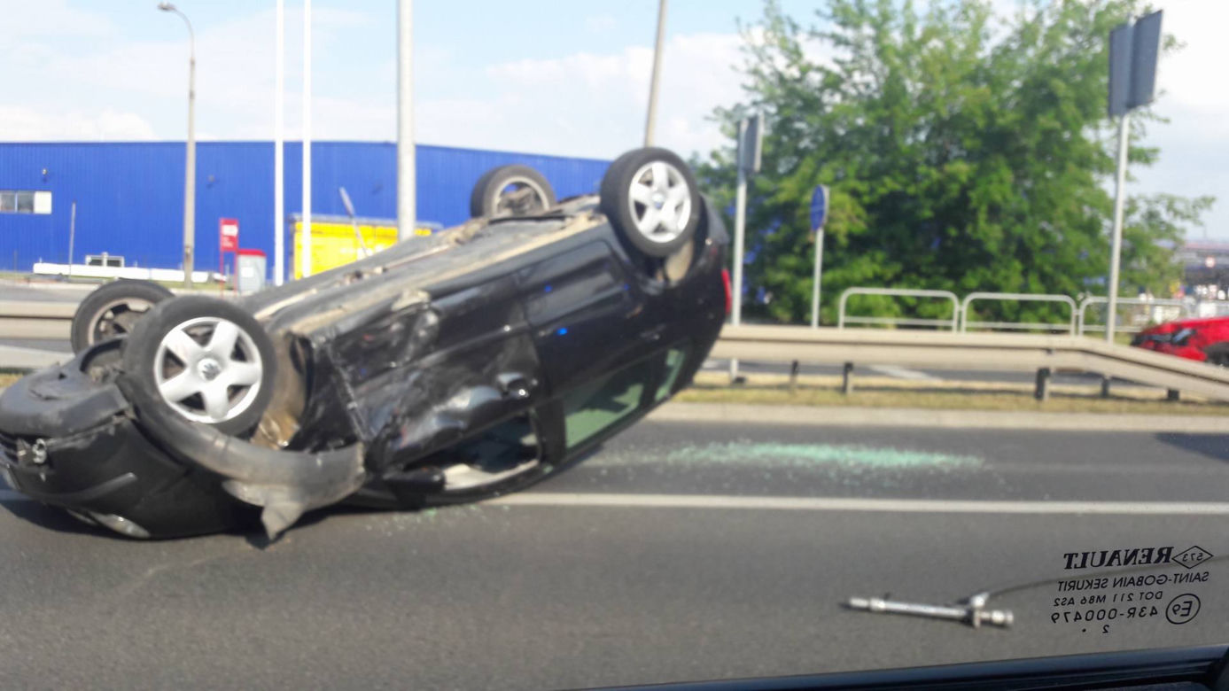 Kraków: Groźny wypadek na ul. Jasnogórskiej! Dachował samochód osobowy [ZDJĘCIA]