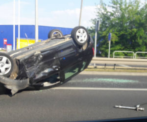 Kraków: Groźny wypadek na ul. Jasnogórskiej! Dachował samochód osobowy [ZDJĘCIA]