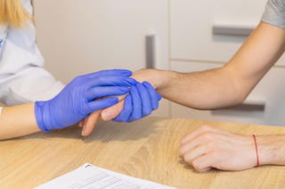 Ta choroba skraca życie o dekadę, a lekarze latami jej nie widzą. Jedno zdjęcie dłoni zmienia wszystko