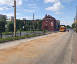 Poważne utrudnienia w centrum Grudziądza. Strażacy usuwają ogromną plamę oleju na ulicy Focha