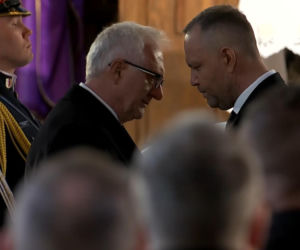 Poruszająca scena w kościele. Nawrocki podszedł do ojca Łukasza Litewki 