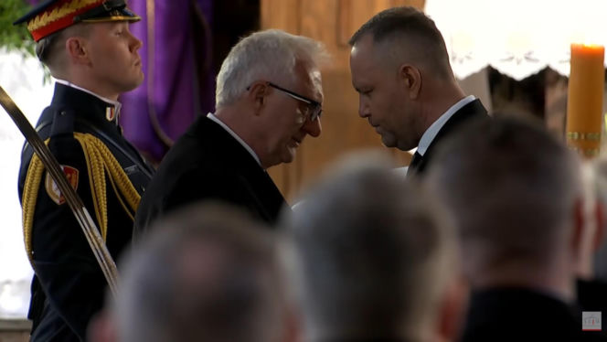 Poruszająca scena w kościele. Nawrocki podszedł do ojca Łukasza Litewki