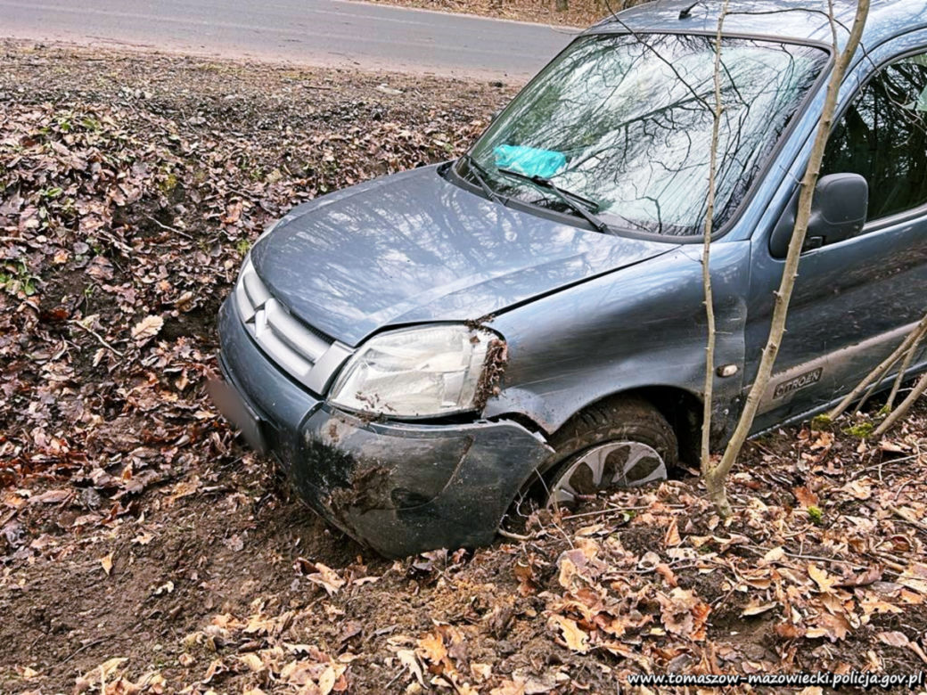 Łódzkie. Wjechał do rowu dwoma samochodami jednego dnia! Pechowiec może nawet trafić za kratki