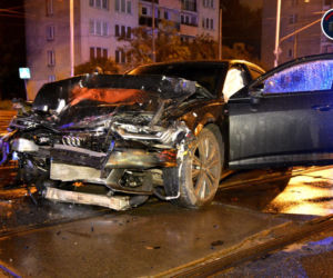 Zmiażdżone auto w centrum Warszawy 