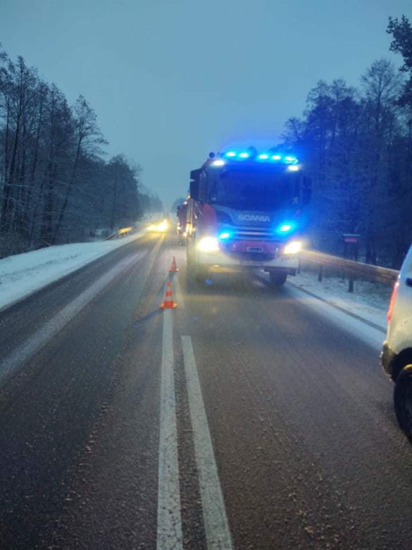 Wypadek na DK 65. Dachowanie bmw niedaleko miejscowości Zalesie [ZDJĘCIA]