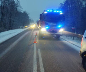 Wypadek na DK 65. Dachowanie bmw niedaleko miejscowości Zalesie [ZDJĘCIA]