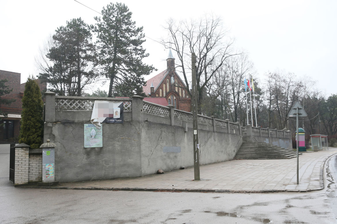 Auta spadają z kościelnych schodów. To kolejny taki przypadek